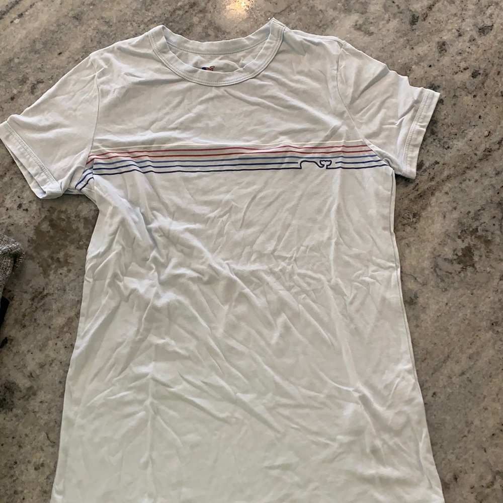 Like new Vineyard Vines ultra soft tshirt with stripe design